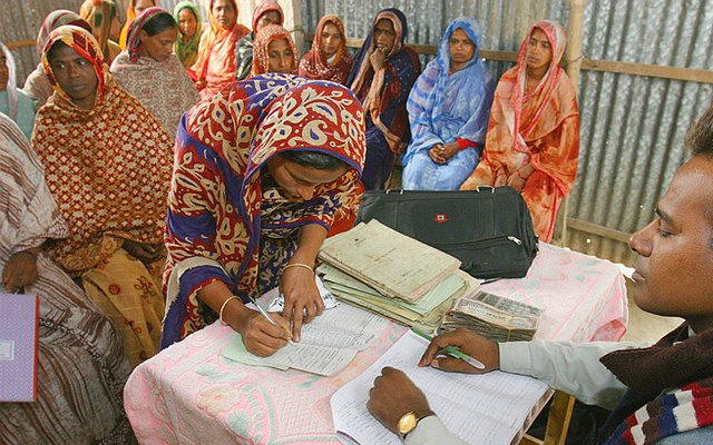 Помимо обещания выплатить сумму в определенный срок (98% заемщиков возвращают кредит, из них только 20% с нарушением срока), необходимо принять 16 решений по улучшению качества своей жизни (пить кипяченую воду, дать образование детям и т. д.) и присоединиться к группе заемщиков из 5 человек.