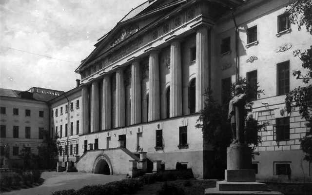 В год основания факультет насчитывал 28 студентов, 6 преподавателей и одну кафедру – политическую экономику.