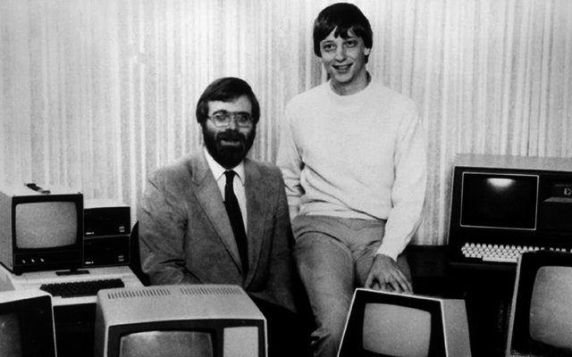 4 АПРЕЛЯ 1975 ГОДА МОЛОДЫЕ РАЗРАБОТЧИКИ БИЛЛ ГЕЙТС И ПОЛ АЛЛЕН ПРОЧИТАЛИ СТАТЬЮ ПРО ПЕРВЫЙ В МИРЕ ПЕРСОНАЛЬНЫЙ КОМПЬЮТЕР ALTAIR 8800 И РЕШИЛИ НАПИСАТЬ ДЛЯ НЕГО ПРОГРАММНОЕ ОБЕСПЕЧЕНИЕ