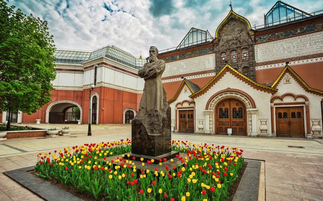 В 1892 году коллекционер передал галерею в дар Москве.