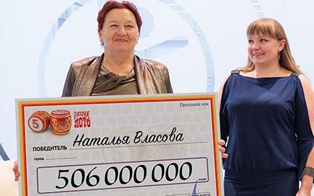 Почему лотереи так популярны в России и в мире?
В первую очередь многие участники рассматривают лотерею как шанс мгновенно решить финансовые проблемы — сравнительно недорогая стоимость билетов и увеличение в 2018 году в России количества точек их продажи на 30% неизбежно привело к увеличению количества покупателей.