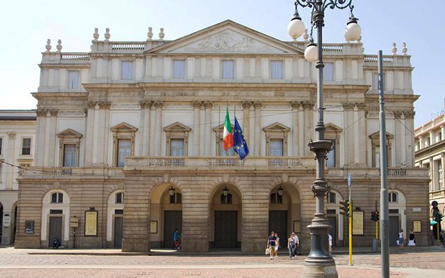 Самыми дорогими билетами в Ла Скала являются билеты в оперу, на втором месте стоит балет, а наиболее дешевыми считаются концерты. Стоимость билетов может варьироваться от 10 евро (если Вам меньше 30 лет, и вы успели купить «молодежный» билет на предпремьерный показ) до 1400 евро на известную оперу со «звездным» составом.