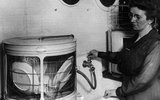 Изобретателем первой настоящей посудомоечной машины считается американка Джозефина Кокрейн в 1887-м году.