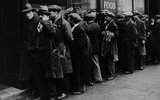 В 1929–1933 гг. промышленное производство в США упало почти в два раза, в некоторых отраслях — ещё сильнее. А главной социальной проблемой была безработица: на пике кризиса в стране насчитывалось больше 17 млн безработных — почти треть от всей рабочей силы.