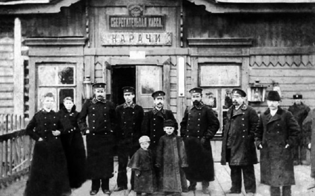 Первая сберегательная касса открылась в здании Опекунского совета в Санкт-Петербурге. Её первым клиентом стал Николай Кристофари – служащий Ссудной казны, зашедший в сберкассу 1 марта 1842.