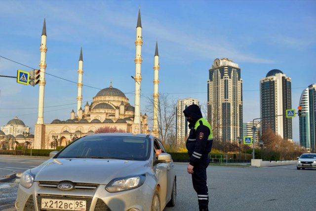 Начался экономический кризис спросового характера, то есть связанный с тем, что люди перестают предъявлять спрос на некоторые виды товаров и услуг