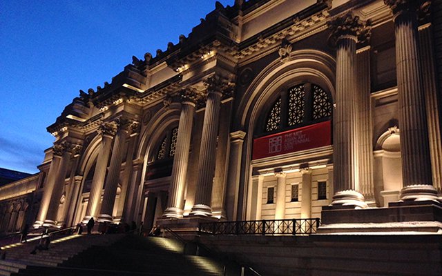 МЕТРОПОЛИТЕН-МУЗЕЙ В НЬЮ-ЙОРКЕ — ОДИН ИЗ КРУПНЕЙШИХ МУЗЕЕВ МИРА, КОТОРЫЙ ЕЖЕГОДНО ПОСЕЩАЕТ БОЛЕЕ ШЕСТИ МИЛЛИОНОВ ЧЕЛОВЕК.