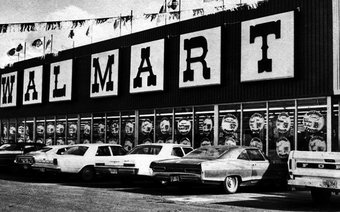 Основан первый магазин Walmart