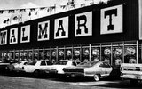 Название Уолмарт составлено из первого слога фамилии основателя и слова «mart», которым в Америке называют большие магазины