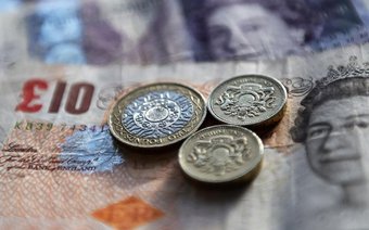 Фунт стерлингов приведён к десятичной системе