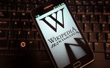 «Википедия» — самый крупный и популярный интернет-справочник.