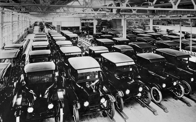 Главным организационным достижением Форда считается внедрение конвейера в крупное промышленное производство