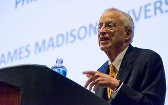 Родился Джордж Акерлоф