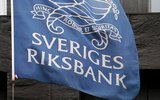 Впрочем, поскольку Швеция – одна из немногих стран ЕС, не использующих единую валюту (евро), Riksbank – один из немногих европейских ЦБ, сохранивших за собой возможность проводить собственную монетарную политику.