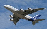 Airbus A380 — крупнейший авиалайнер в мире.