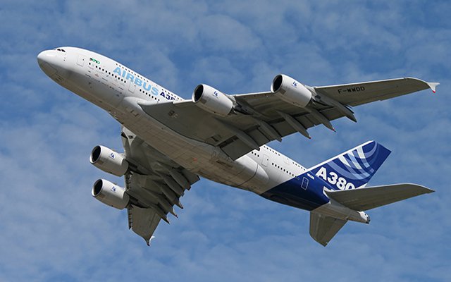 Airbus A380 — крупнейший авиалайнер в мире.