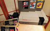 К 1985-му дизайнеры смогли придумать внешний вид для Nintendo Entertainment System (NES) таким, чтобы консоль скорее походила на видеомагнитофон .