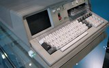 В сентябре 1975 г. компания IBM представила свою первую модель ноутбука — IBM 5100. Он весил более 20 кг и предназначался для инженеров, аналитиков и ученых. Его стоимость доходила до 20 тысяч долларов.