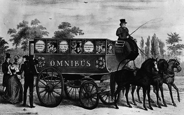 Общественные кареты не меняли маршрут и шли по расписанию. Каждый пассажир платил только за своё место. Стоил проезд всего 5 су (для сравнения: хлеб в то время стоил 2–3 су, цыплёнок — 15 су, а фунт масла — 5–8 су).