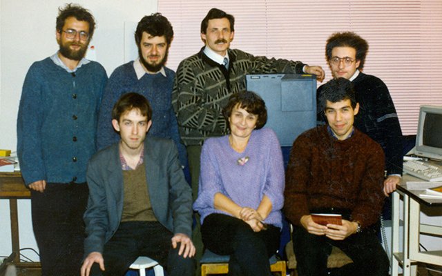 Дата основания акционерной компании Яндекс — 2000 год. Акционерами явились учредители фирмы CompTek, а также компания ru-Net Holdings, которая инвестировала в создание проекта более 5 млн. долларов.