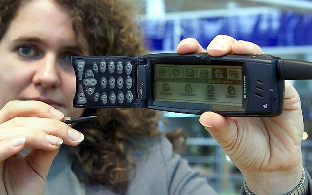 На самом деле, первым смартфоном в мире считается Ericsson R380, выпущенный в 2000-м году. У девайса был черно-белый экран с тачскрином, но внешние приложения на него устанавливать было нельзя.