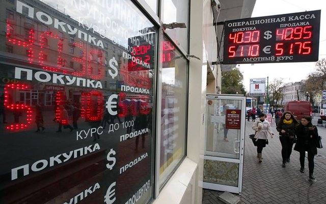 Запрет призван решить проблему несоответствия между информацией о курсе, вывешенной на улице, и данными, представленными внутри помещения.