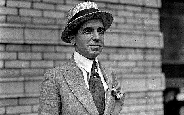 В 1903 году Чарльз Понци эмигрировал из Италии в США всего лишь с 2 долларами в кармане.