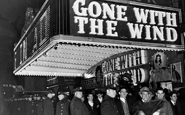 Оставаясь в активном прокате в США в течение более года после премьеры, «Унесённые ветром» собрали 400 миллионов долларов, что более чем в 100 раз превзошло бюджет фильма.