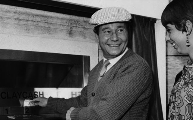 В 1969 году фирма Спейтек (Speytec) разработала первую систему, использовавшую не одноразовые чеки или жетоны, а многоразовую карту