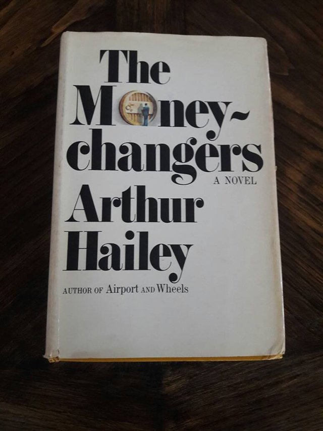 Книга лишена канцелярских штампов и наполнена «житейскими» проблемами: от борьбы за власть и сохранения репутации до попыток не обанкротиться и не влезть в долги.