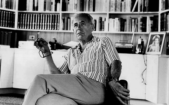 Роман американского писателя Артура Хейли повествует о работе американского банка.