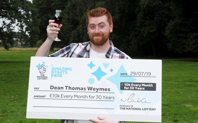 Первым «пожизненным» победителем лотереи "Set for life" стал 24-летний житель Питерборо, работавший на полставки в транспортной службе Amazon, Дин Веймс. Примечательно, что выиграл он, впервые сыграв в лотерею.