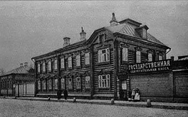 История Сбербанка началась 12 ноября 1841-го года, когда российский император Николай I приказал учредить первые сберегательные кассы. Вскоре на территории Империи открылись две кассы: в Петербурге и в Москве.