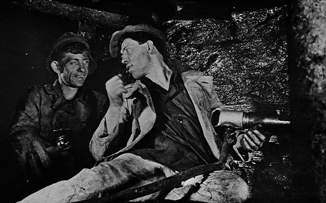 Достижение Стаханова стало возможным благодаря разделению труда и применению бригадного метода работы