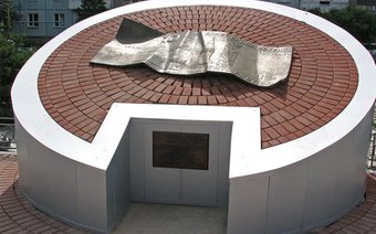 Открытие памятника 10 рублям